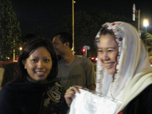 bhi5 Omith bersama Yenni Wahid