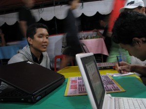 yudis sedang menuliskan pesanan ardy