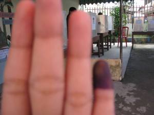 resize-of-picture1-006 jari tanganku.... dan sampai sekarang belum ilang juga bekasnya di kuku...