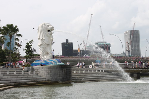 Patung Merlion dilihat dari dukw boat