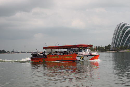 Saya ikutan duck tour. Seru juga naik kapal amfibi ini.