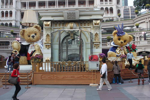 Di Hotel Peninsula ini ada tempat unik untuk berfoto