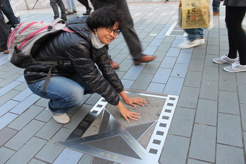 Hore... sudah pegang bekas telapak tangannya... *yakale*