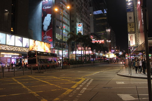 Sudah malam tapi jalanan Tsim Tsa Tsui masih tetap ramai.