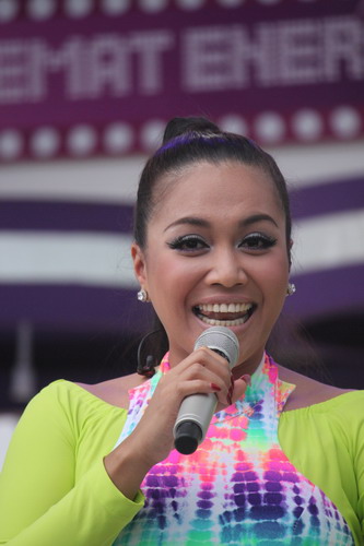 Denada tampil menghibur penonton sore itu