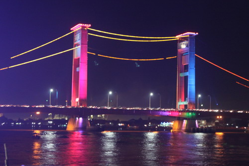 warnanya lampunya berbeda-beda. sekarang jadinya pelangi. jembatan ampera kelihatan lebih cantik.