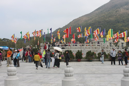 tambah siang, ngong ping village jadi tambah rame