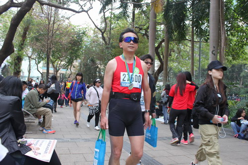 Peserta Hong Kong Marathon yang sudah berseliweran di garis akhir.