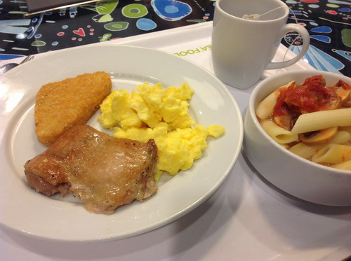 makanan pagi di ikea. scramble egg, hash potato, herb-grilled chicken dan penne pasta