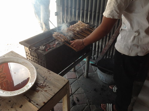 proses pembakaran sate buntel