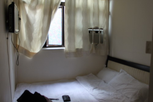 Kamar standard single. Kasurnya lumayan besar.