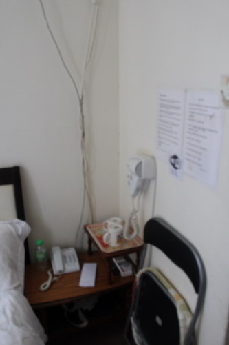 di sudut kamar disediakan colokan, gelas minum dan telpon.