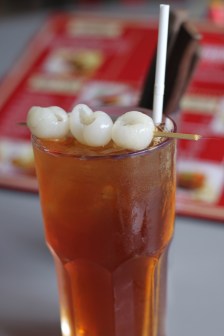 lychee tea - IDR 25K valid karena ada tiga biji leci.