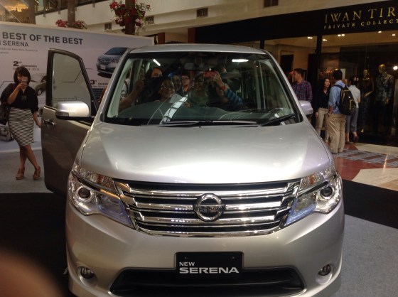 Muatannya banyak. Keliatan kan yang sedang welfie di dalam?