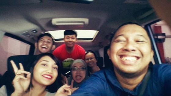 Ini yang ada di dalam mobil biru.