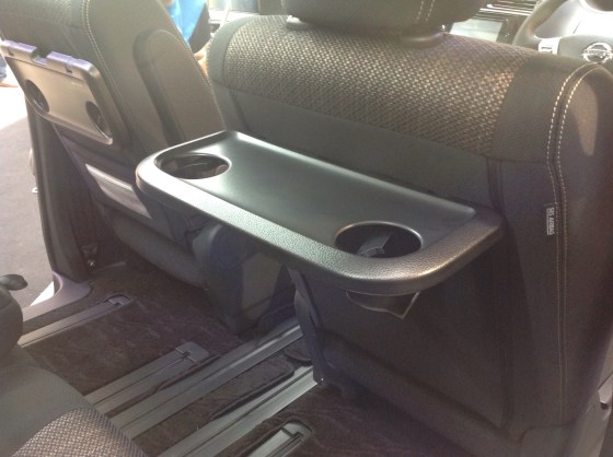 Tempat untuk menaruh air minum. Tidak perlu khawatir tumpah dan lebih mudah dijangkau