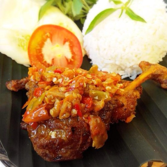 dipenyet dengan sambel rawitnya yang femes itu.