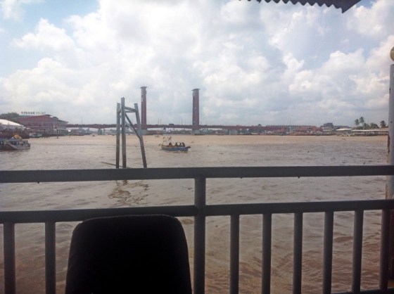 pemandangan dari dek luar riverside