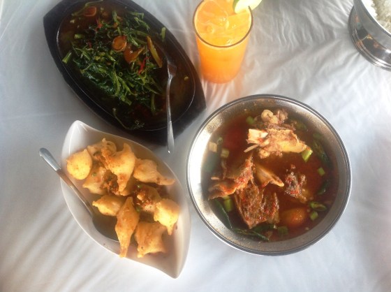 cah kangkung, tahu sutera goreng dan pindang tulang