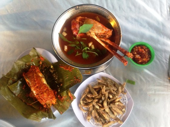 brengkes tempoyak, pindang udang satang dan seluang goreng