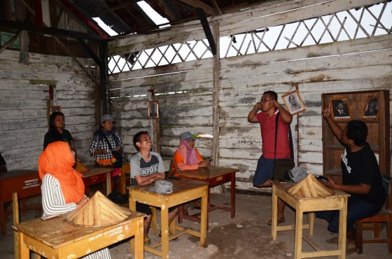 Maaf, tapi ini terlalu lucu untuk tidak diposting di sini. Pak guru Aditya sedang menghukum Jimmy yang bandel karena malas bikin peer dan telat masuk sekolah