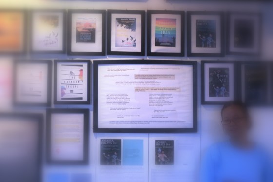 muka sengaja diblur biar fokus sama penghargaan yang pernah didapat oleh Andrea Hirata