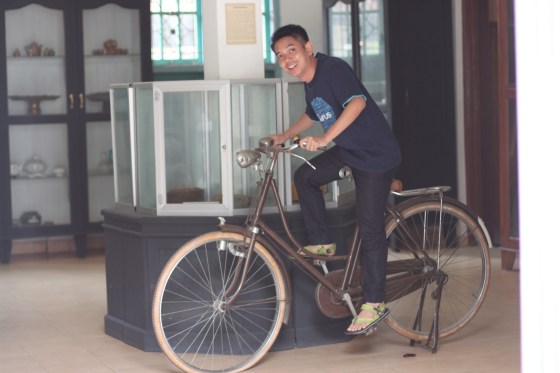 terus ada yang mencoba naik sepeda