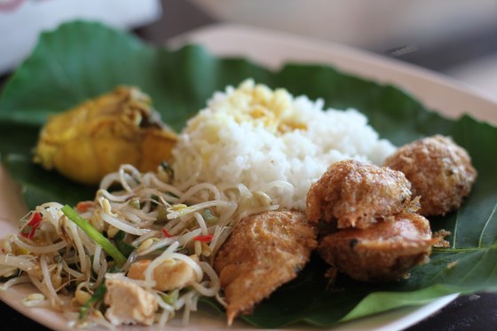 Makan beralaskan daun Simpor