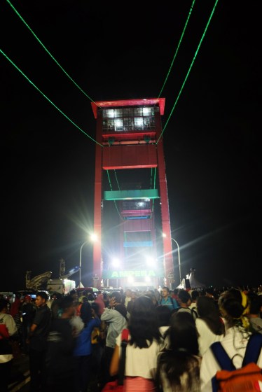 Jembatan Ampera jam 5 pagi. Orang-orang sudah mulai memadati jembatan ini