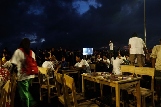 tempat duduk yang disediakan untuk undangan.
