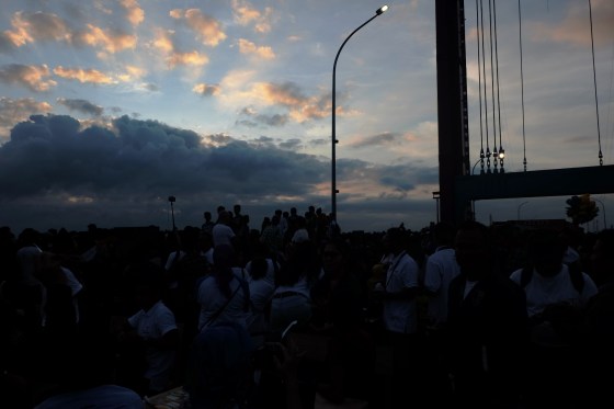 Ketika proses gerhana di mulai. Ini awannya beneran lho ya. bukan awan jadi-jadian.