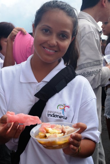@trisna_b mencoba ketupat pangeran. Rasanya enak kok.