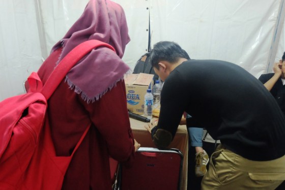 Apa pun permintaan fans kalau memungkinkan pasti dikabulkan. Termasuk menandatangani sarung tangan.