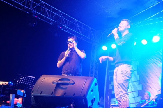 Dwiki Darmawan mengusulkan agar mengundang lima penonton ke atas panggung dan langsung dibatalkan karena penonton di depan langsung menggila.