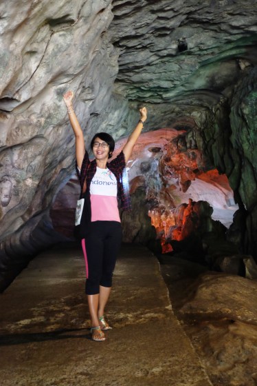 Ini bukan putri Dayang Merindu. Ini Putri jaman modern yang lagi jalan-jalan ke gua putri *putriception*