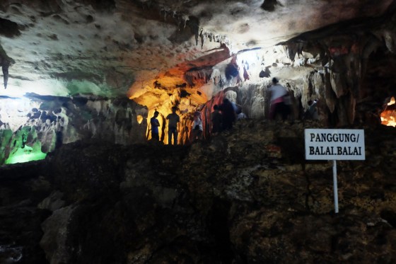 Bagian panggung besar di dalam gua