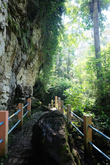 jalan keluar dari gua putri.
