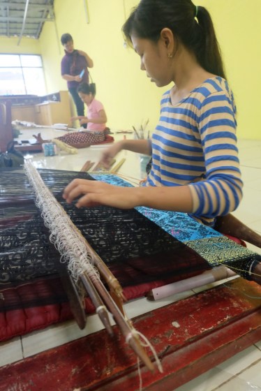 Proses pembuatan songket Palembang