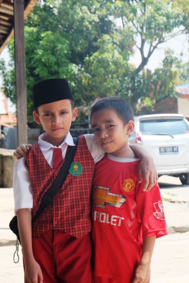 Anak-anak kampung Al-Munawar yang lucu-lucu. Biasanya mereka salim ke orang yang lebih tua.