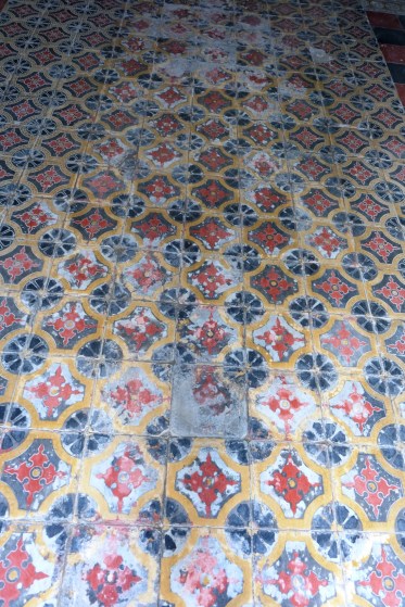 Lantainya masih memakai tegel lama yang polanya cantik.