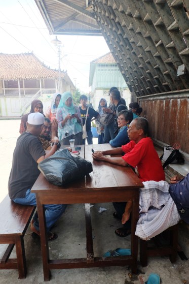 Kami mengobrol dengan sesepuh kampung Al-Munawar