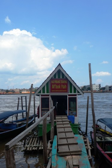 Naik ke warungnya harus melewati titian ini