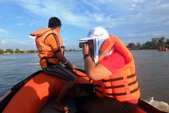 Eh, ada tehNit. Cuaca hari itu panas banget..