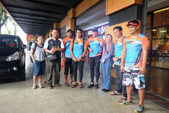 Sempat foto bareng atlet Malaysia di Ampera Center Point sebelum mereka bertanding