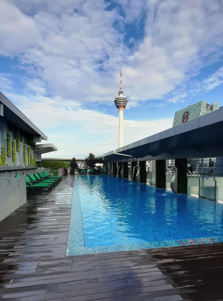 Kolam Renang Park Royal di Lantai 31